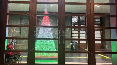 Reggio, l’albero tricolore illumina la stazione centrale