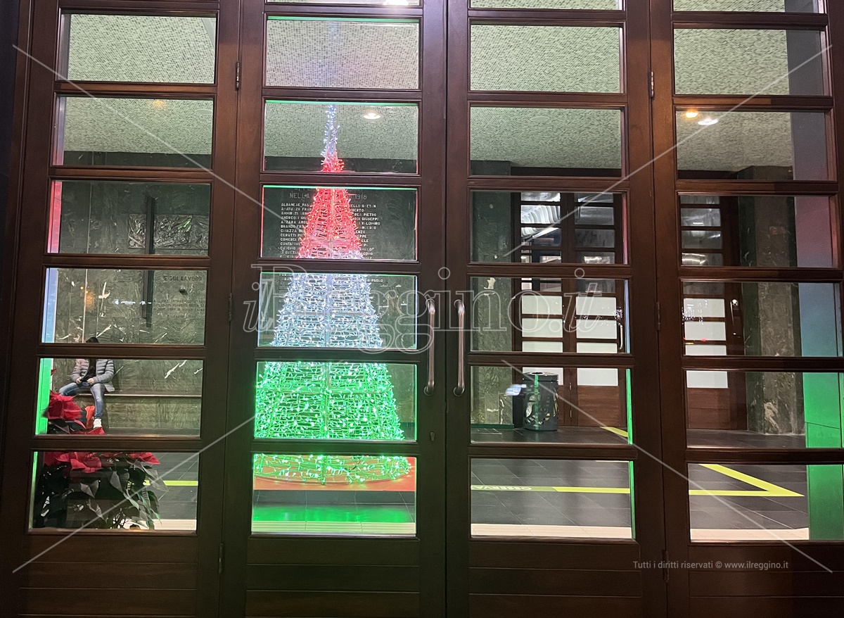 Reggio, l’albero tricolore illumina la stazione centrale