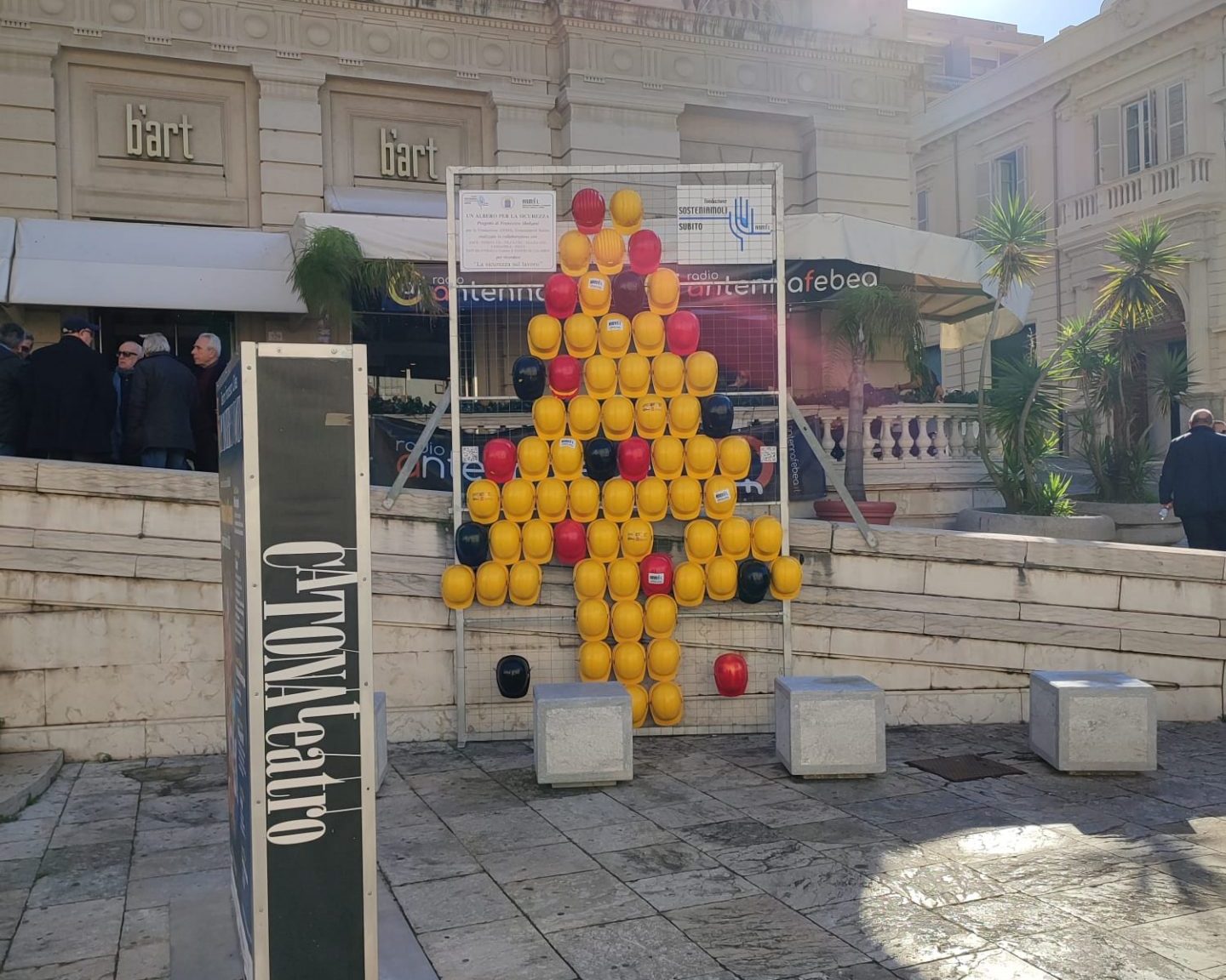 Reggio, rubati caschi all’albero di Natale Anmil: «Gesto grave e increscioso»
