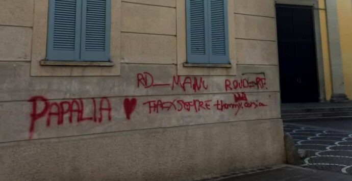 ‘Ndrangheta al Nord, una scritta per il boss Papalia sul muro della chiesa di Corsico