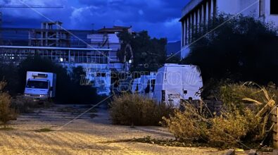 Reggio, furgoni in sosta all’interno dell’ex ditta Vilardi da anni in stato di abbandono – FOTO
