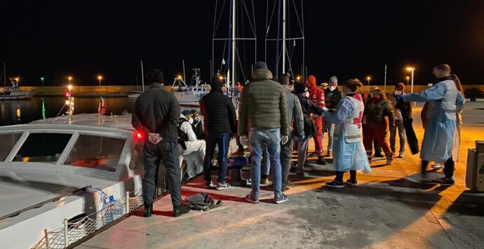 Sbarchi, l’esodo continua: soccorsi nella notte 189 migranti a Roccella