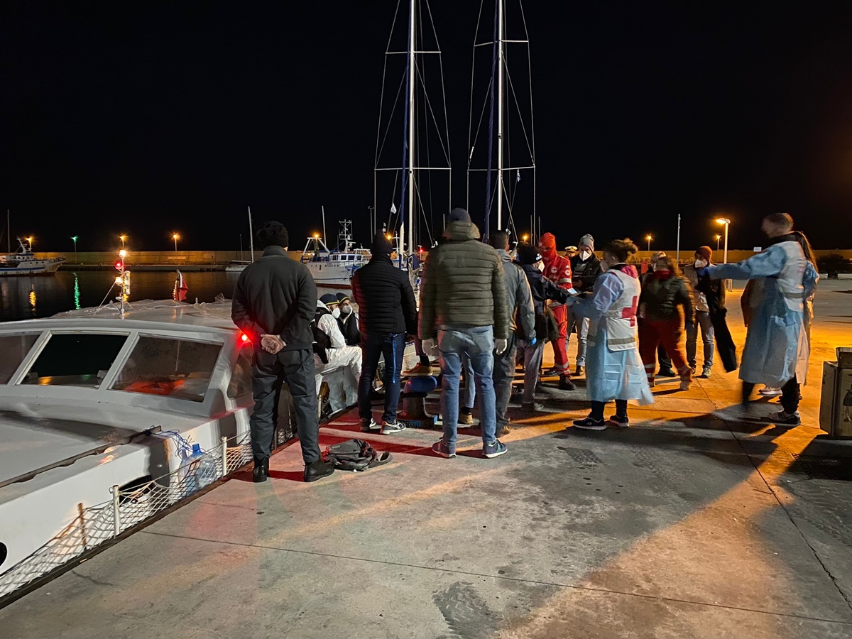 Sbarchi, l’esodo continua: soccorsi nella notte 189 migranti a Roccella