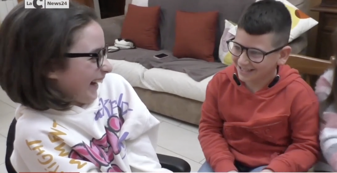 Reggio, bimbo di 8 anni raccoglie fondi per le terapie di due fratelli disabili