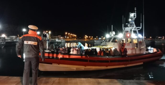Migranti, notte di sbarchi a Roccella: soccorse 230 persone