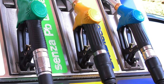 Caro carburanti, benzinai reggini di Confesercenti alla politica: «Noi penalizzati»