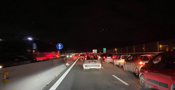 Reggio, scontro tra due auto sulla A2: coda di 2 km