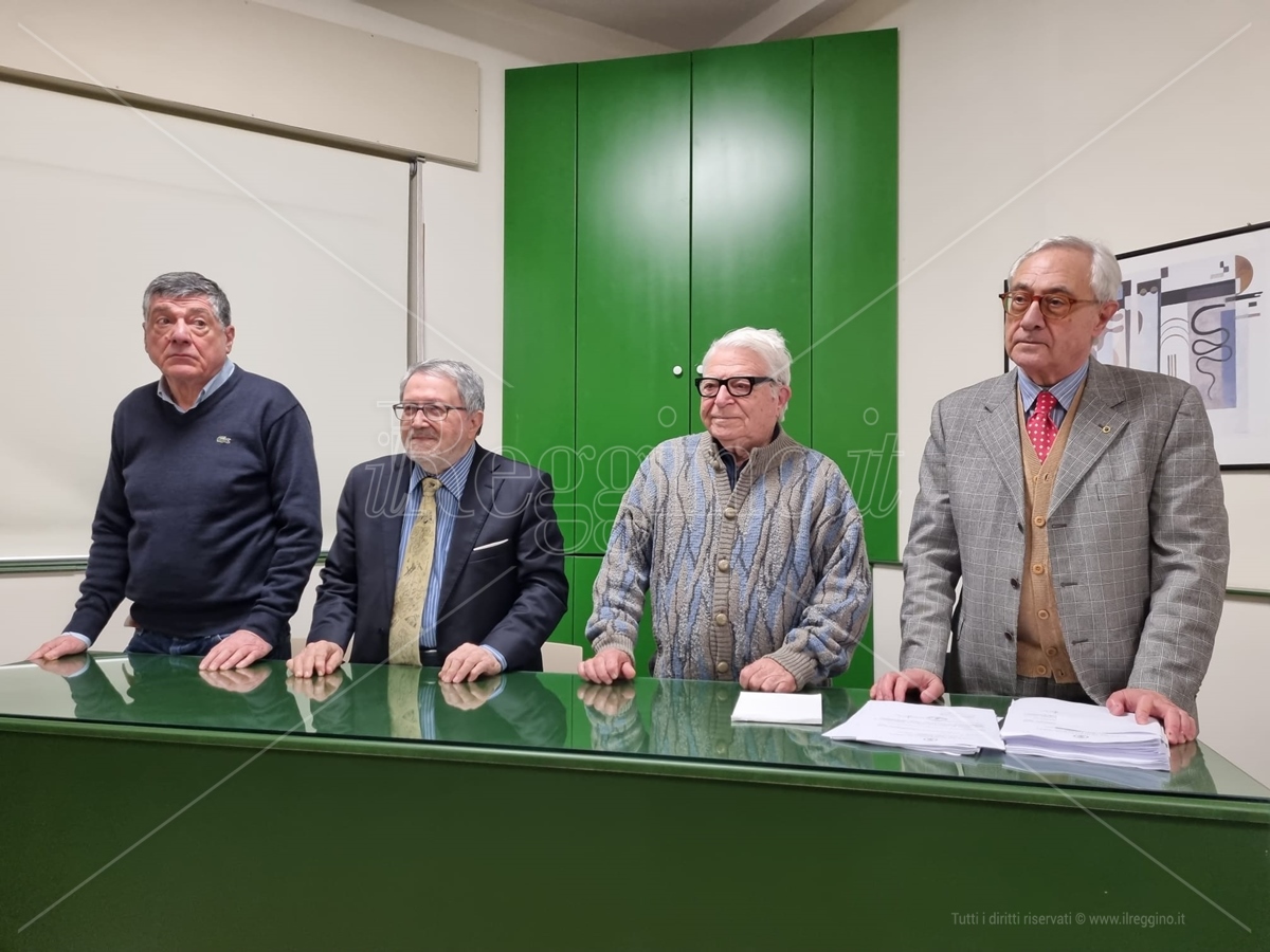 Piazza De Nava a Reggio, il Comitato: «Serve solo restauro conservativo» – VIDEO