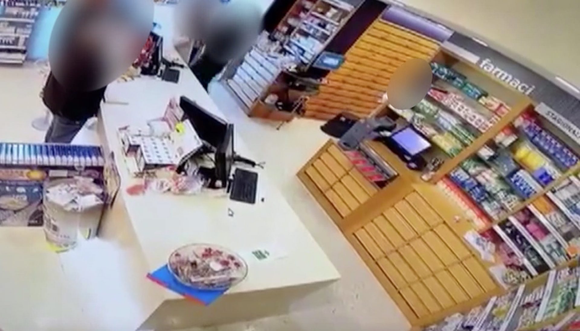 Taurianova, tentato stupro in una farmacia: aggressore bloccato dai clienti – VIDEO