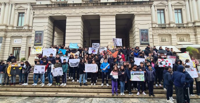 Giornata della Memoria, centinaia di studenti al flash mob artistico al Cilea