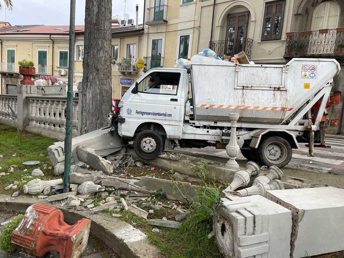 Polistena, perde il controllo del mezzo della nettezza urbana: danneggiata la Villa delle papere