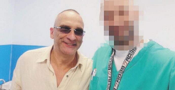 Arresto Messina Denaro, spunta un selfie con un infermiere