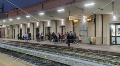 Roccella, centinaia di migranti lasciano la Calabria in treno col foglio di via
