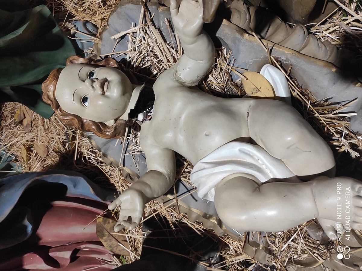 Vandali a Taurianova, decapitato il Gesù Bambino del Presepe di piazza Italia