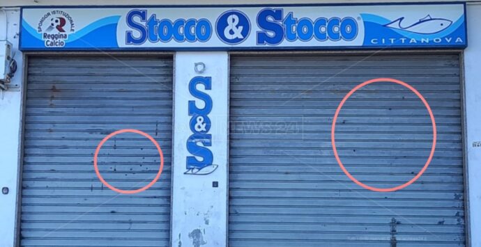 Vibo, colpi d’arma da fuoco contro saracinesca “Stocco&Stocco”: danni ingenti