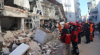 Sisma in Turchia, oltre 700 morti e migliaia di feriti