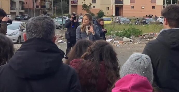 Reggio, studenti ripuliscono l’area Lido e il rione Marconi con la compagna di Inzaghi – FOTO