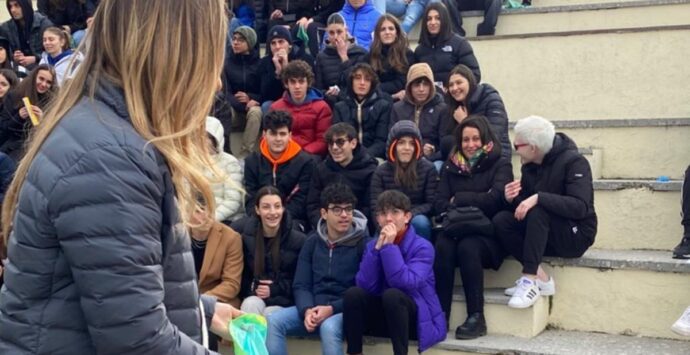 Lady Inzaghi scuote Reggio: «Con 1.500 ragazzi ho pulito il lungomare, ma dal Comune neanche un grazie»
