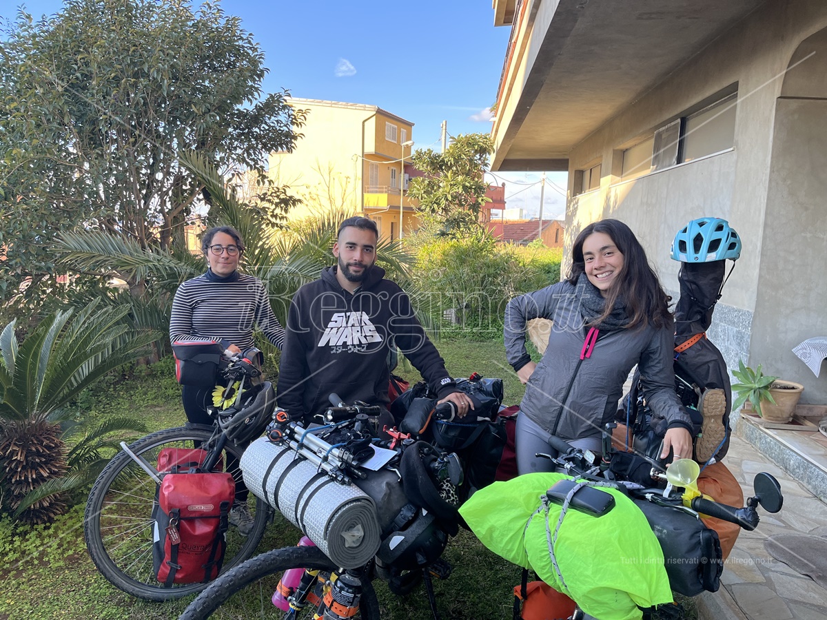 La storia di Myriam, Italo e Coline: in giro per il mondo in sella a una bici – VIDEO