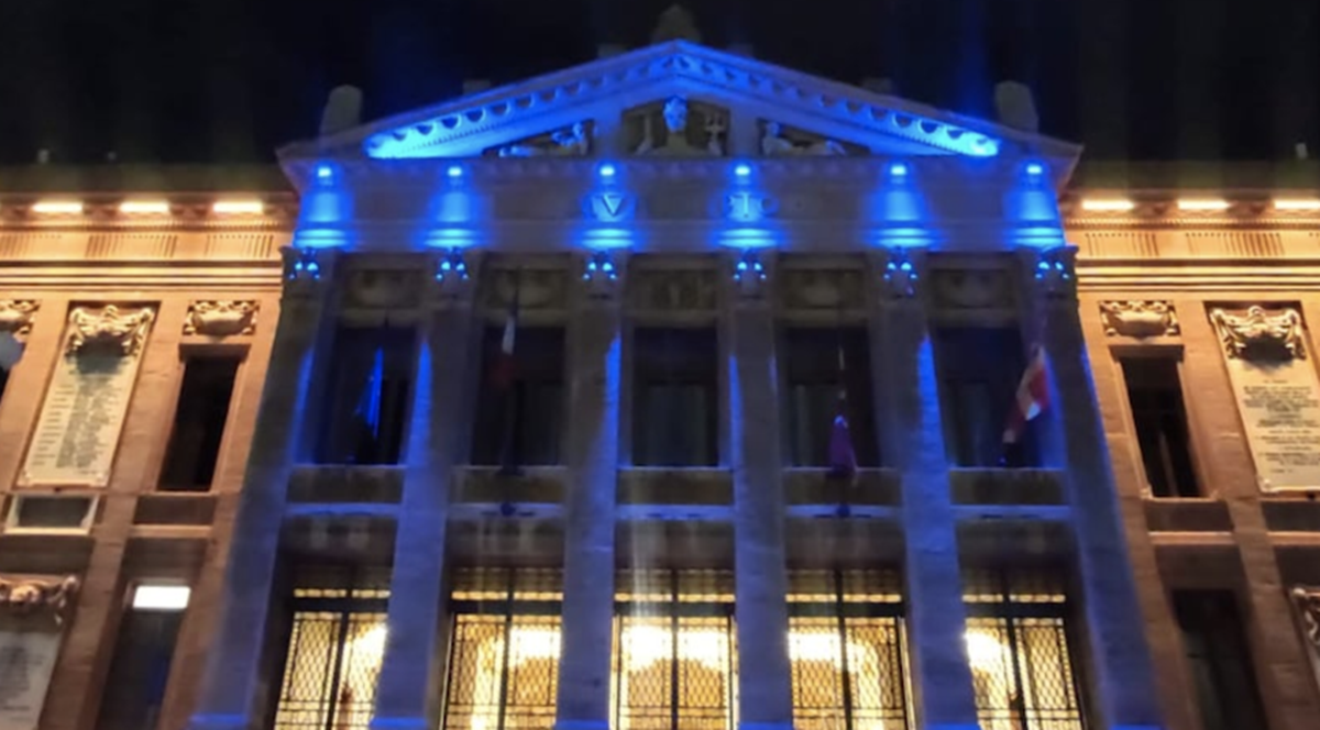 “Stop alle bombe sui civili”: a Messina Palazzo Zanca si illumina di blu