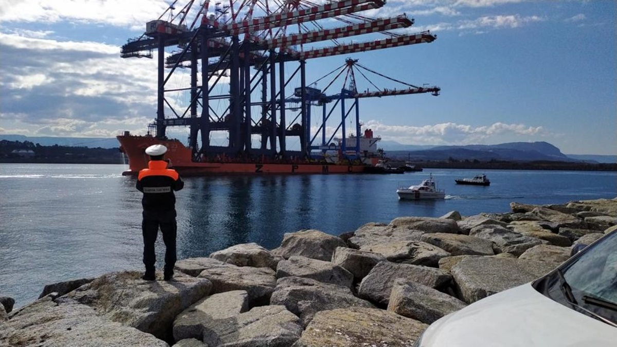 Porto Gioia Tauro, arrivata nave con tre mega gru giunte dalla Cina – FOTO