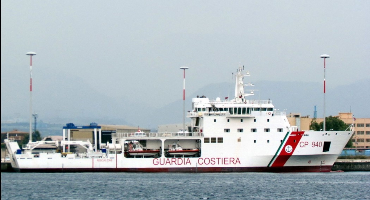 Migranti, in 700 sulla nave Dattilo in rotta verso Messina e Reggio