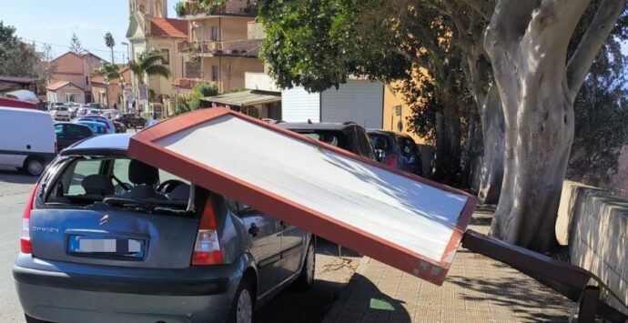 Allerta meteo a Reggio, pannello pubblicitario crolla su un’auto per il forte vento