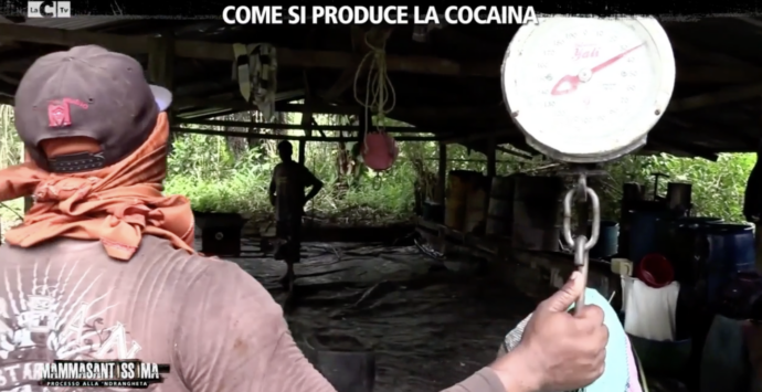 Mammasantissima, così si produce la coca nelle “cucine” colombiane – VIDEO