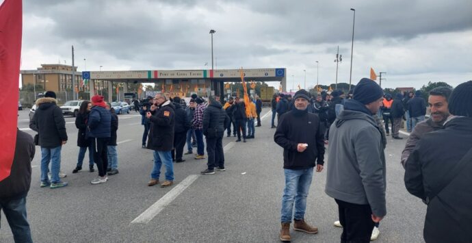 Porto di Gioia Tauro, sit-in di protesta contro licenziamento del sindacalista Macrì