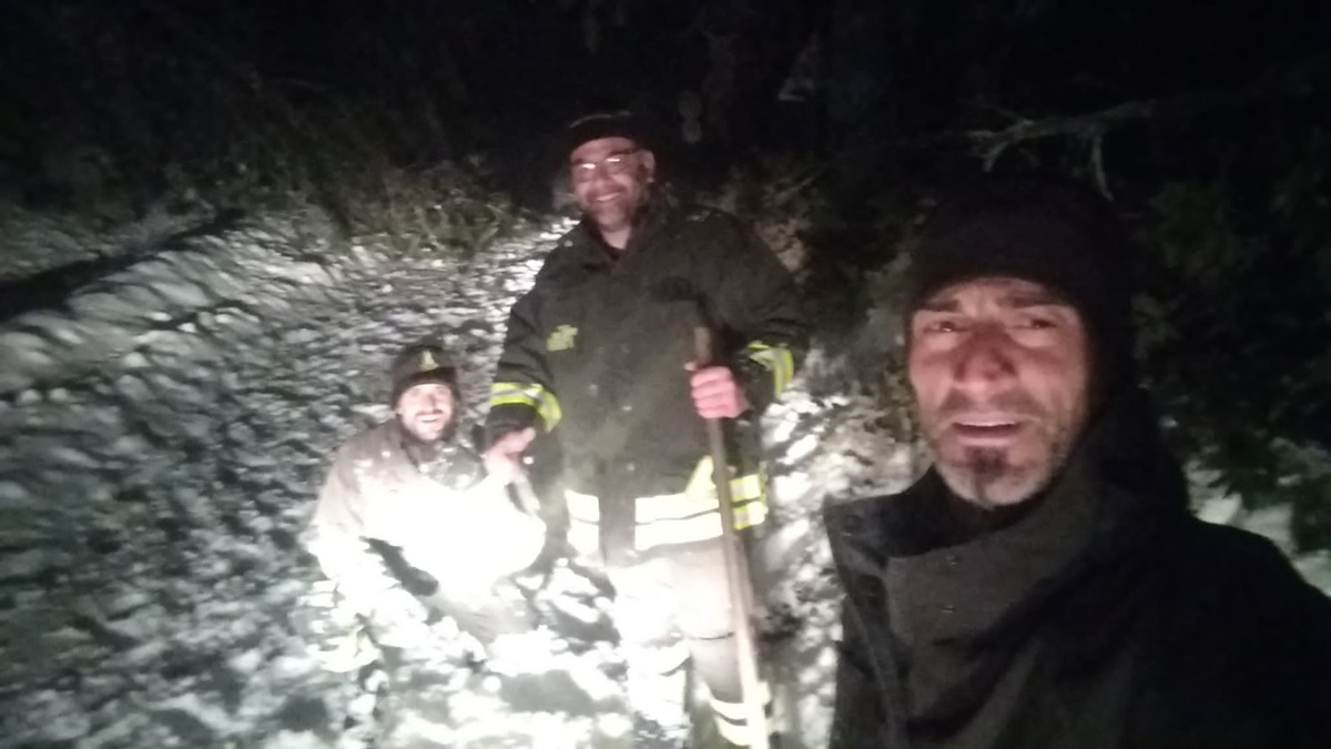 Neve e maltempo, vigili del fuoco di Monasterace salvano operai bloccati nelle Serre – VIDEO