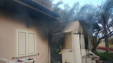 Caulonia, abitazione in fiamme: i vigili del fuoco salvano 3 bimbi e la madre