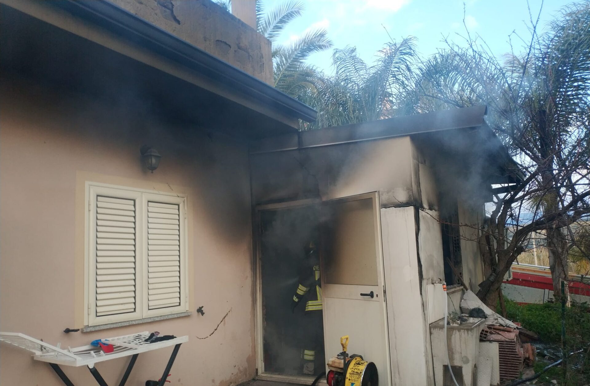 Caulonia, abitazione in fiamme: i vigili del fuoco salvano 3 bimbi e la madre