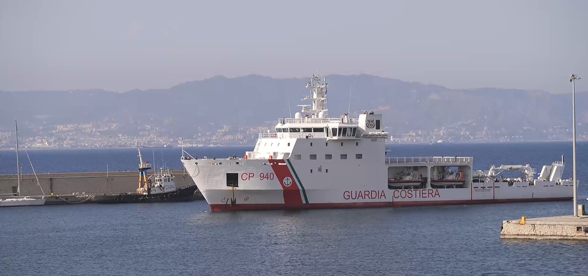 Reggio, al porto la nave Dattilo con 569 migranti provenienti da Lampedusa