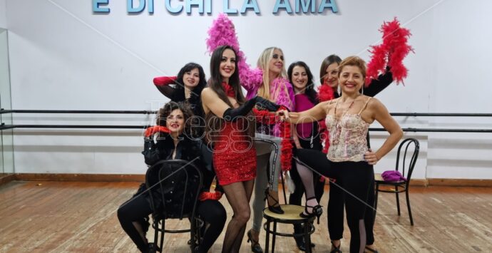 Danza a Reggio, scuola di burlesque per il benessere psicofisico – VIDEO