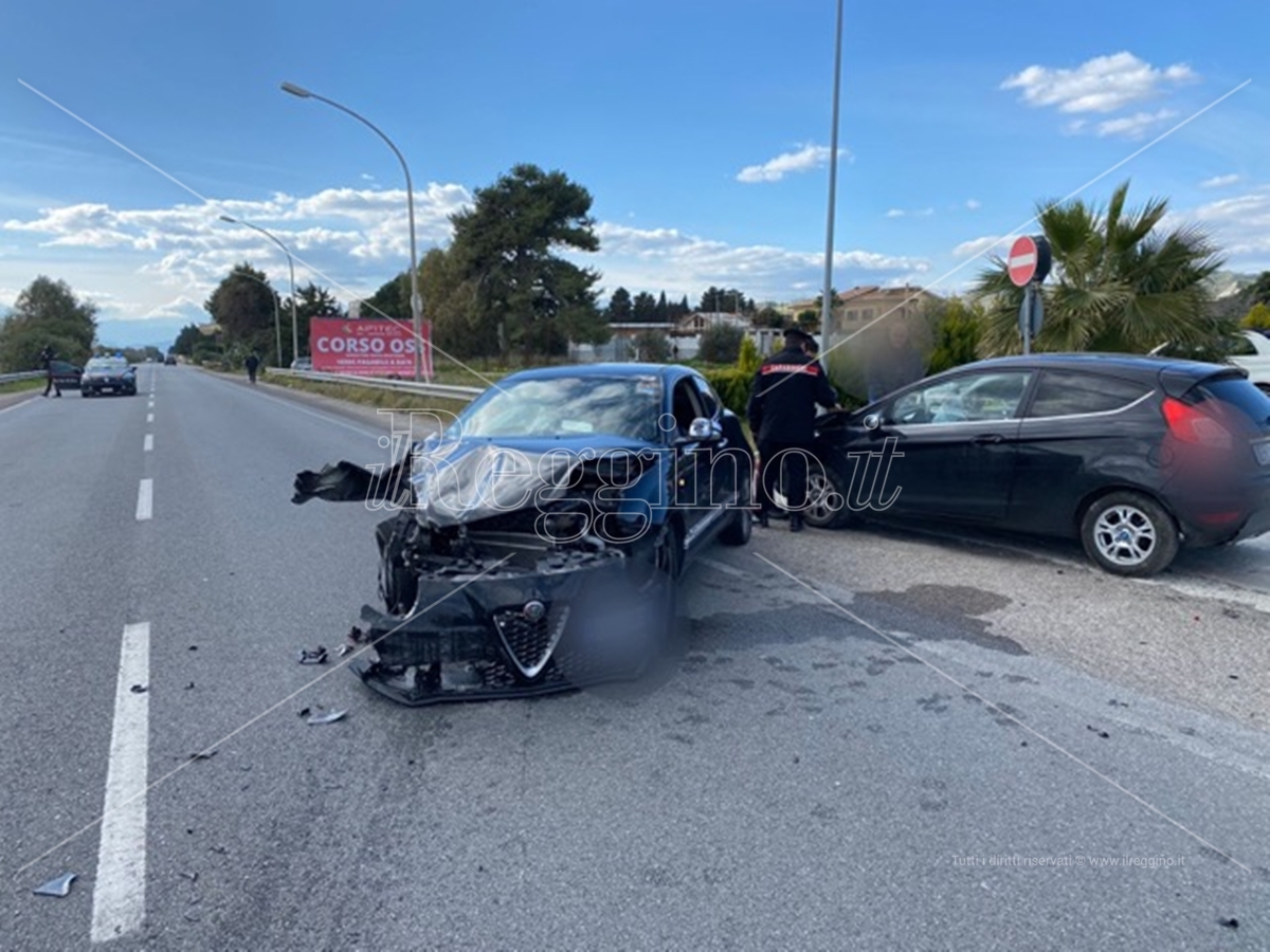 Incidente sulla statale 106 a Roccella, quattro feriti nello scontro tra auto