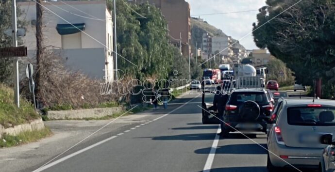 Incidente sulla state 106 a Lazzaro nel Reggino, scontro auto pullman: 2 feriti