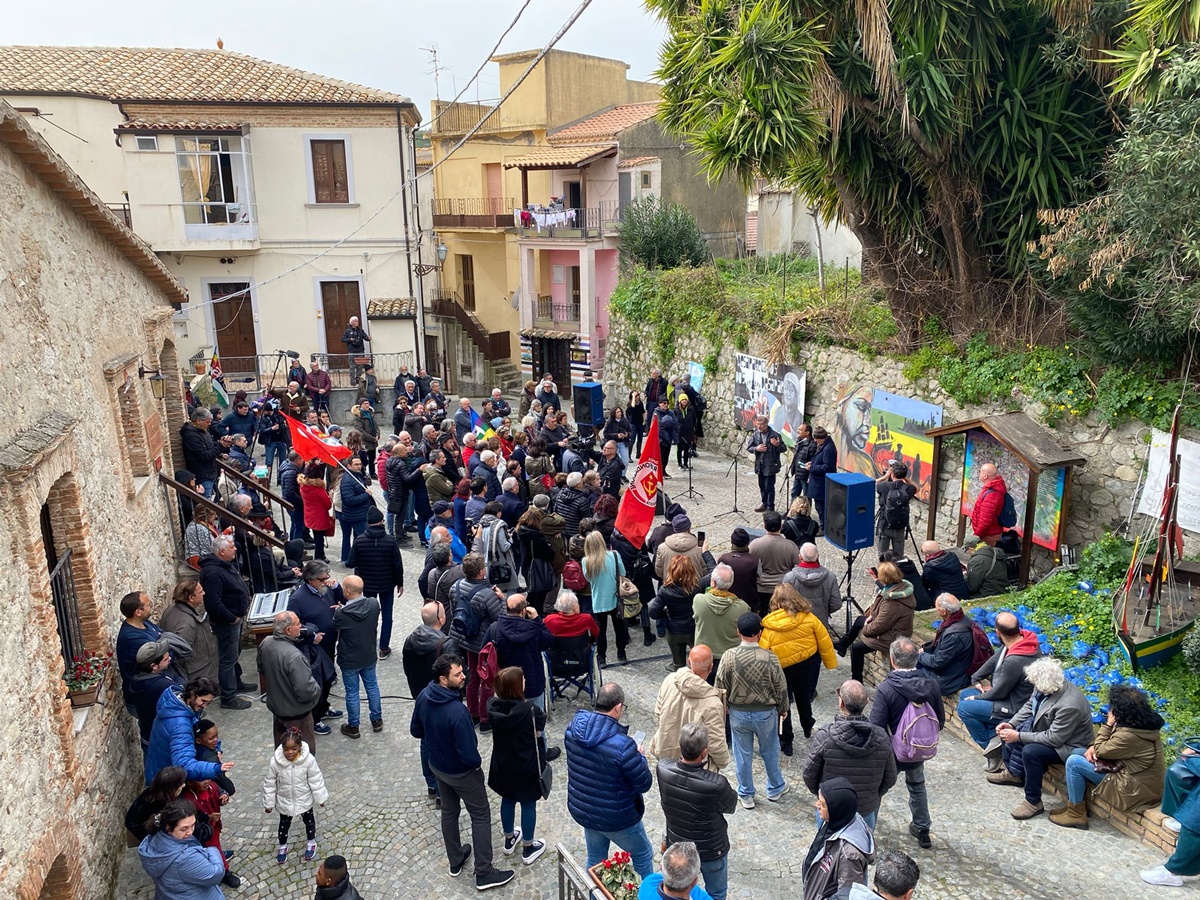 Riace, il popolo di Lucano torna in piazza: «Insieme a Mimmo per restare umani»