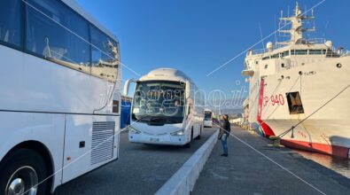 Reggio, giunti al porto di Reggio 589 migranti provenienti da Lampedusa – VIDEO