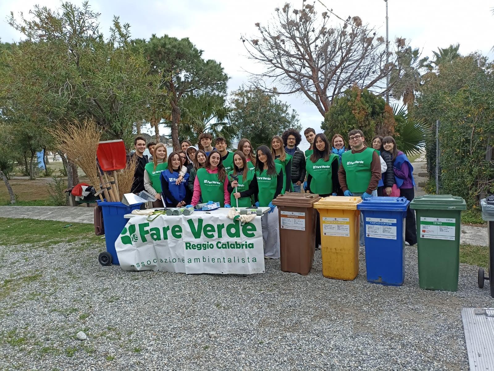 Reggio, giovani e studenti ripuliscono la spiagga del Lido comunale