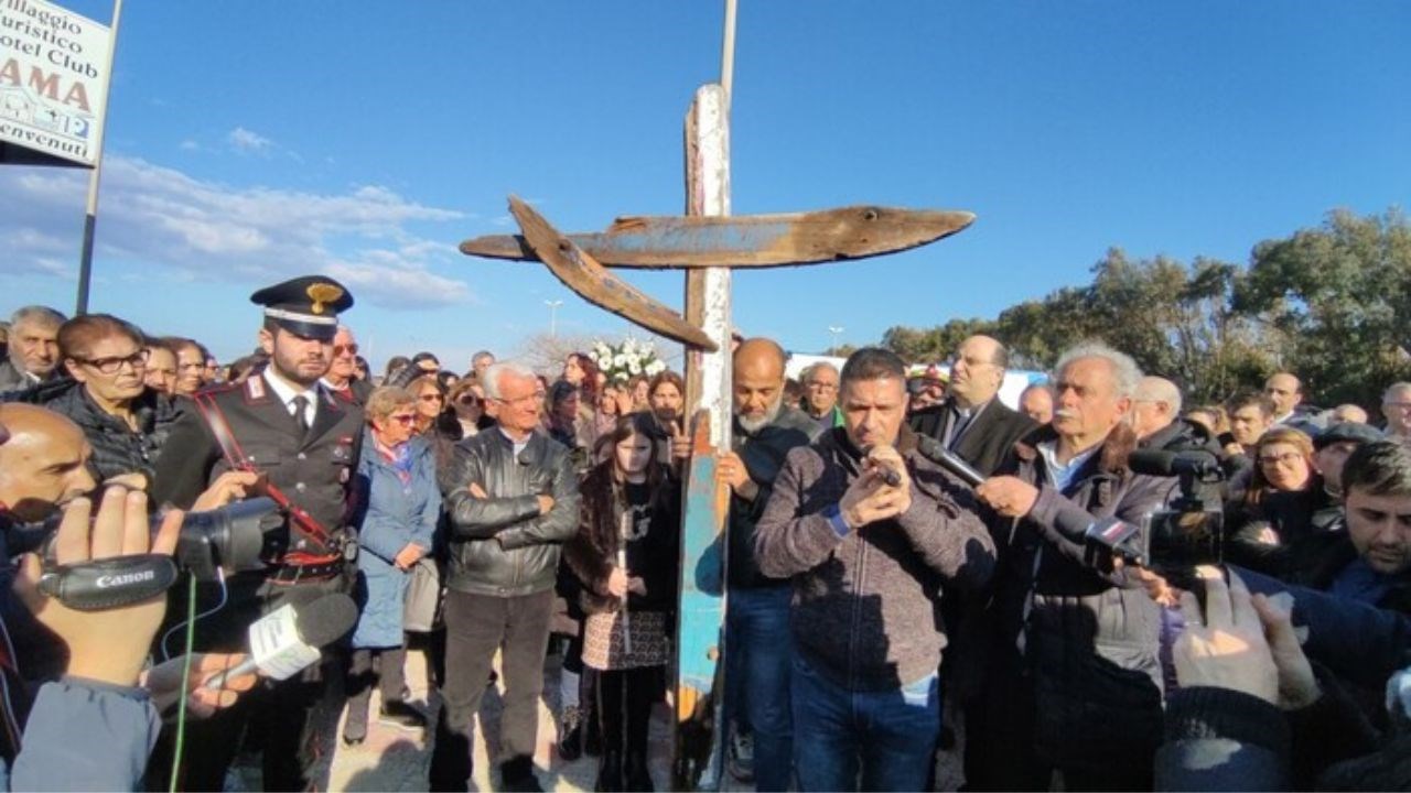 Naufragio migranti, una croce con i legni del barcone alla via Crucis di Cutro