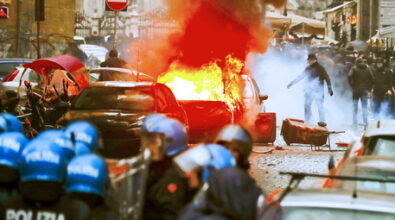 Napoli-Eintracht Francoforte, guerriglia in pieno centro e auto della polizia in fiamme