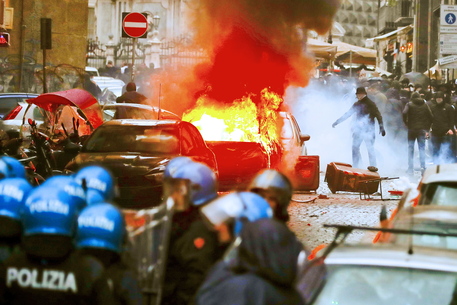 Napoli-Eintracht Francoforte, guerriglia in pieno centro e auto della polizia in fiamme