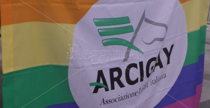 Reggio, Arcigay in piazza: «Accanimento contro le famiglie arcobaleno»
