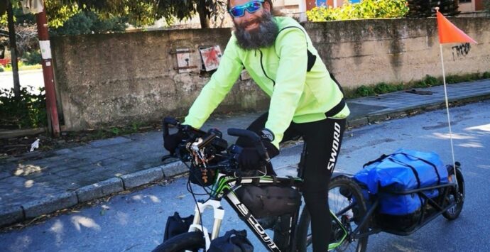 Ha fatto tappa a Gerace il ciclista solitario Claudio Cavallo