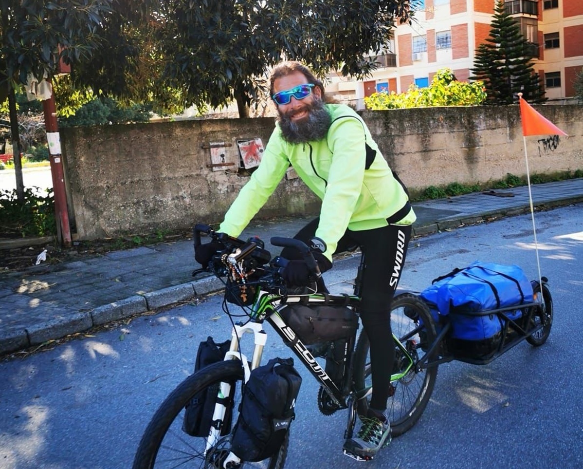 Ha fatto tappa a Gerace il ciclista solitario Claudio Cavallo