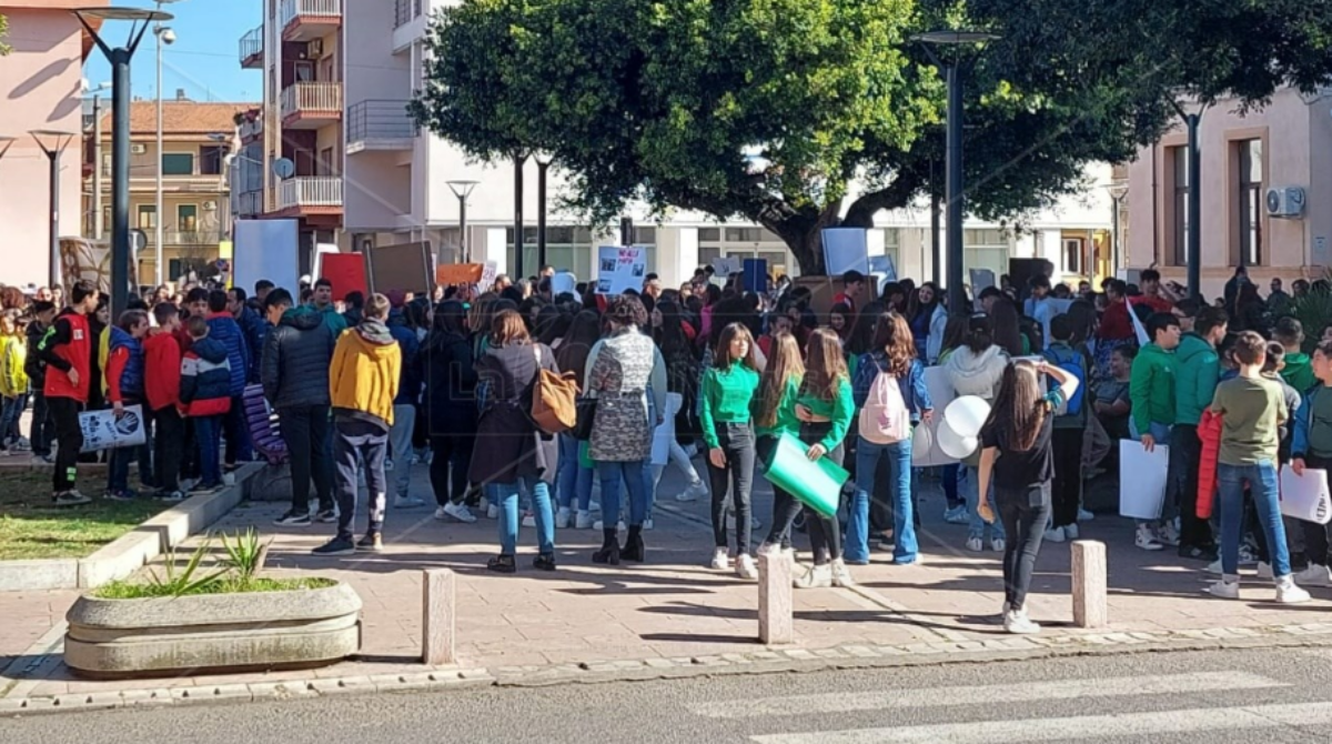 Gioia Tauro in piazza contro la ‘Ndrangheta: la sfida di studenti, cittadini e sindaci – LIVE