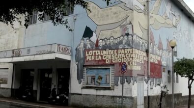 Gioiosa, il murale dedicato a Rocco Gatto sbiadisce sulla facciata del teatro senza più poltrone e sipario