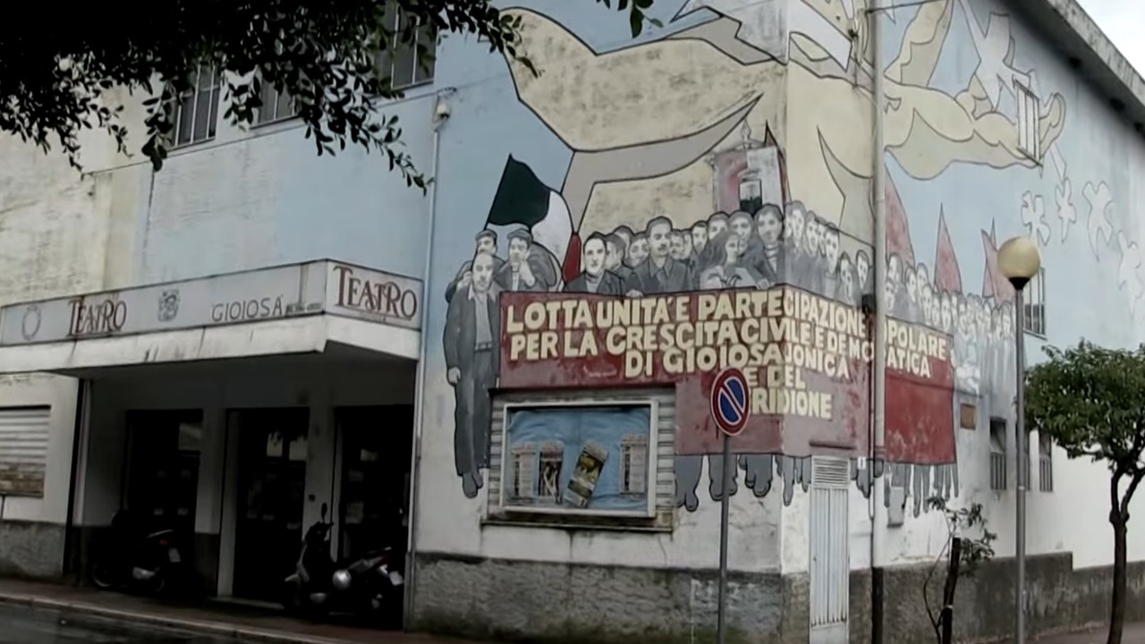 Gioiosa, il murale dedicato a Rocco Gatto sbiadisce sulla facciata del teatro senza più poltrone e sipario