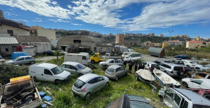 Reggio, cimitero di auto gestito illegalmente: sequestrato deposito a San Cristofaro