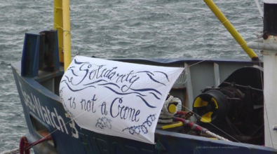 Tragedia Cutro, Sea Watch: «Strage di Stato che doveva essere evitata». Una nave della ong ancora a Reggio